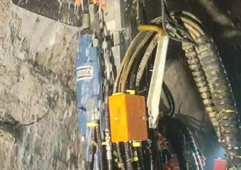 广西钨矿  中深孔台车 配套沃思德液压凿岩机，T38钻杆，钻杆长915mm，单根钻杆钻孔时间1分钟。
