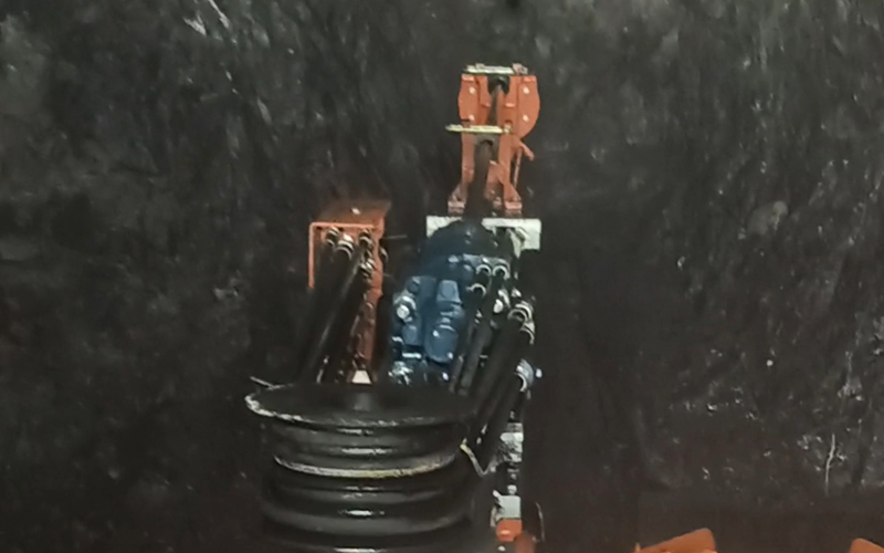 浙江 引水洞 凿岩台车 配套沃思德18KW液压凿岩机，孔深3.6米，单孔平均用时2分钟。