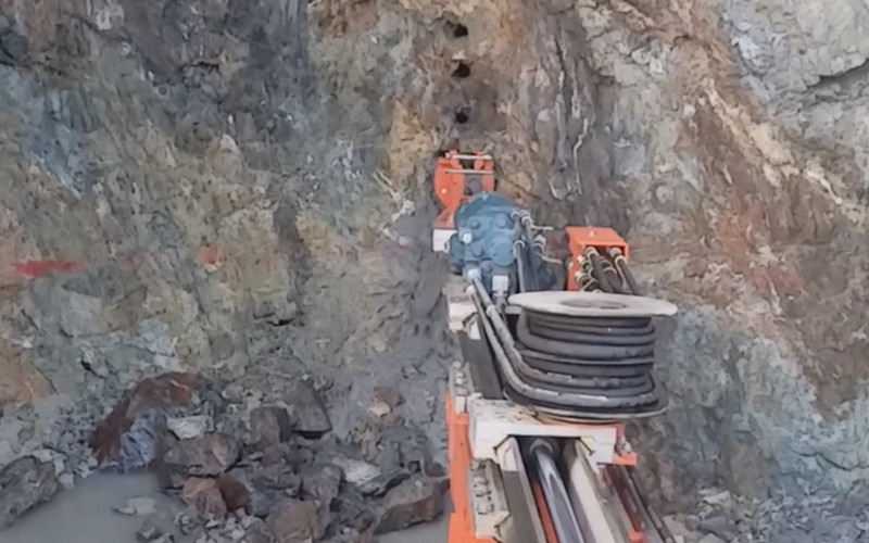 新疆 铅锌矿 断面4.2×3.6米，掘进台车配套沃思德18KW液压凿岩机